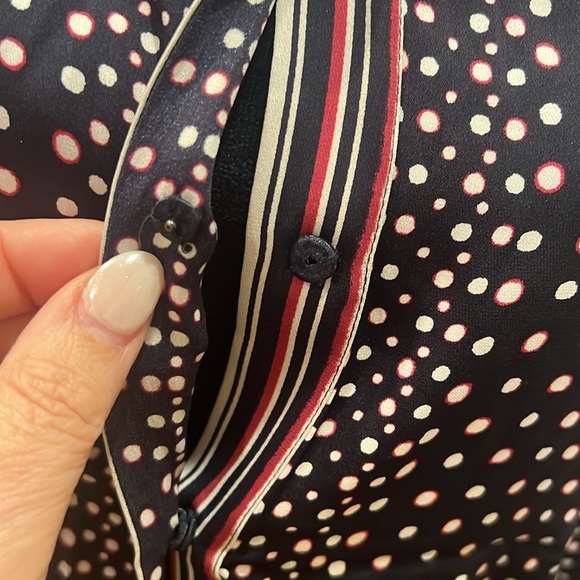 Stretch silk dark navy with double layer cross grain collar. Snap placket - Picture 6 of 9